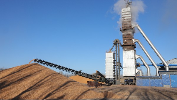 烘糧噸成本降至28元！300噸烘干塔用上秸稈直燃熱風(fēng)爐，相比燃煤一天節(jié)省一萬六！