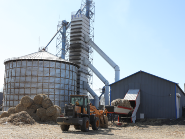 煤價(jià)上漲，糧食烘干用上生物質(zhì)秸稈大包直燃熱風(fēng)爐，一年省下30萬(wàn)